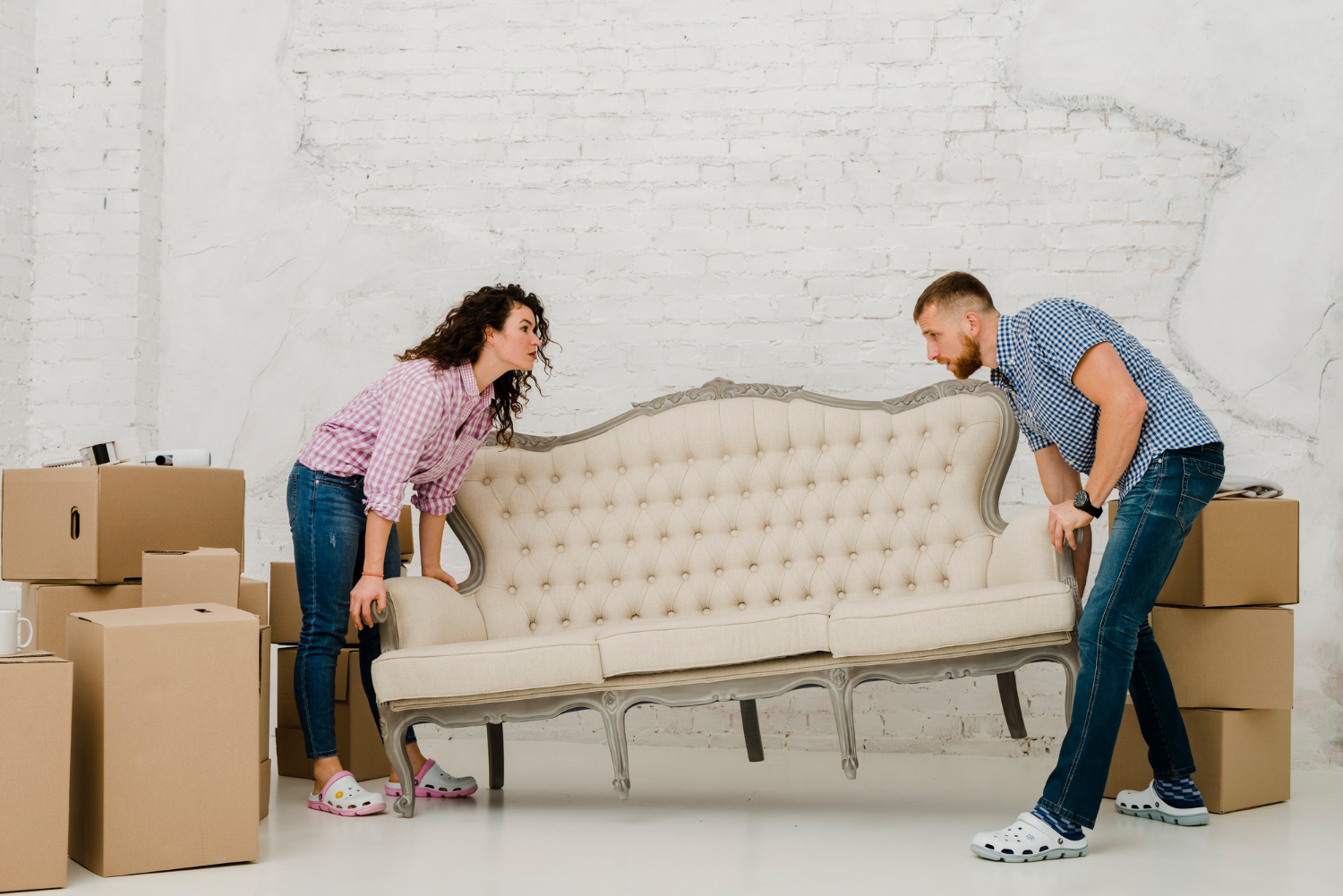 couple-moving-sofa